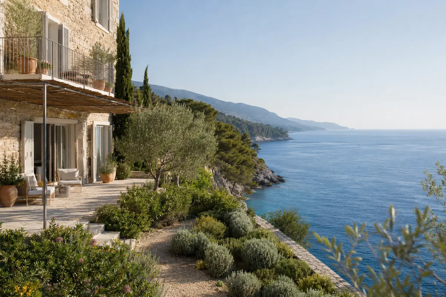 Mediterrane Unterkunft mit Garten und Blick auf das Meer (Musterfoto)